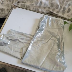 Heroine Sport Silver Leggings in Size L